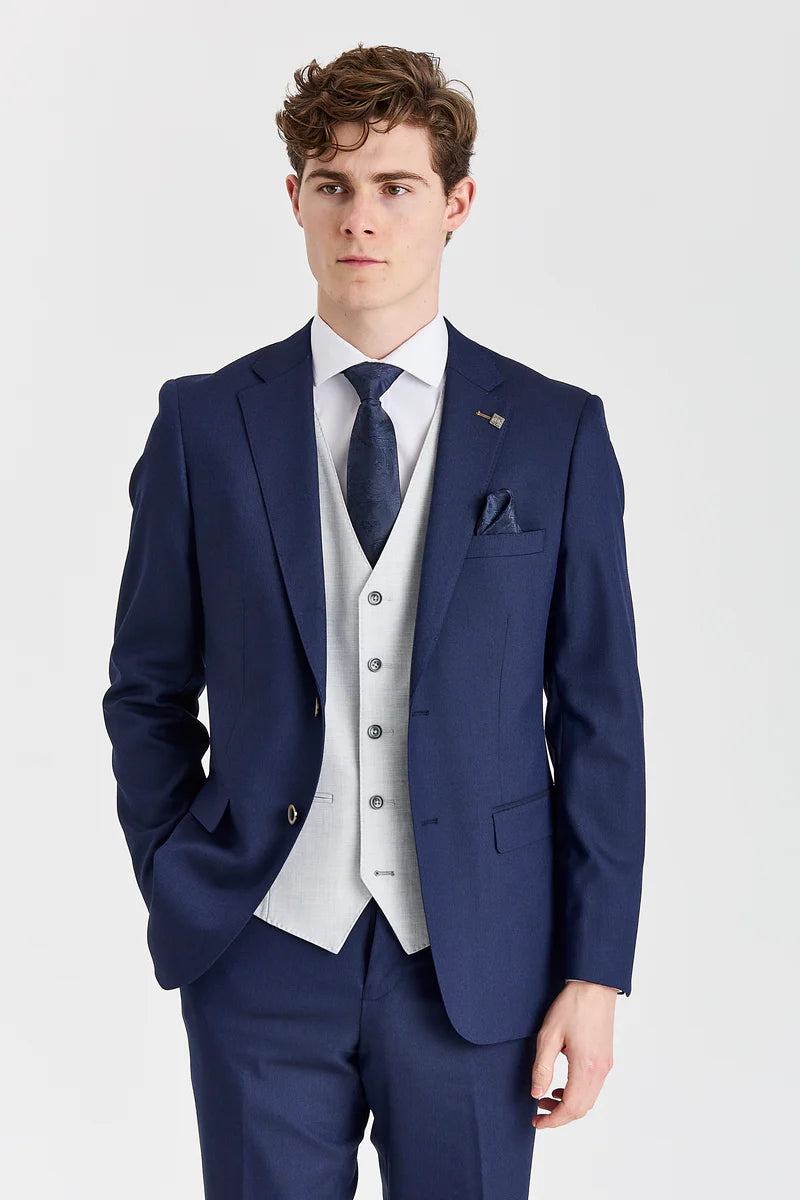 Traje azul marino Belmont con chaleco plateado Belmont en contraste.