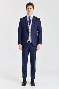 Traje azul marino Belmont con chaleco plateado Belmont en contraste.