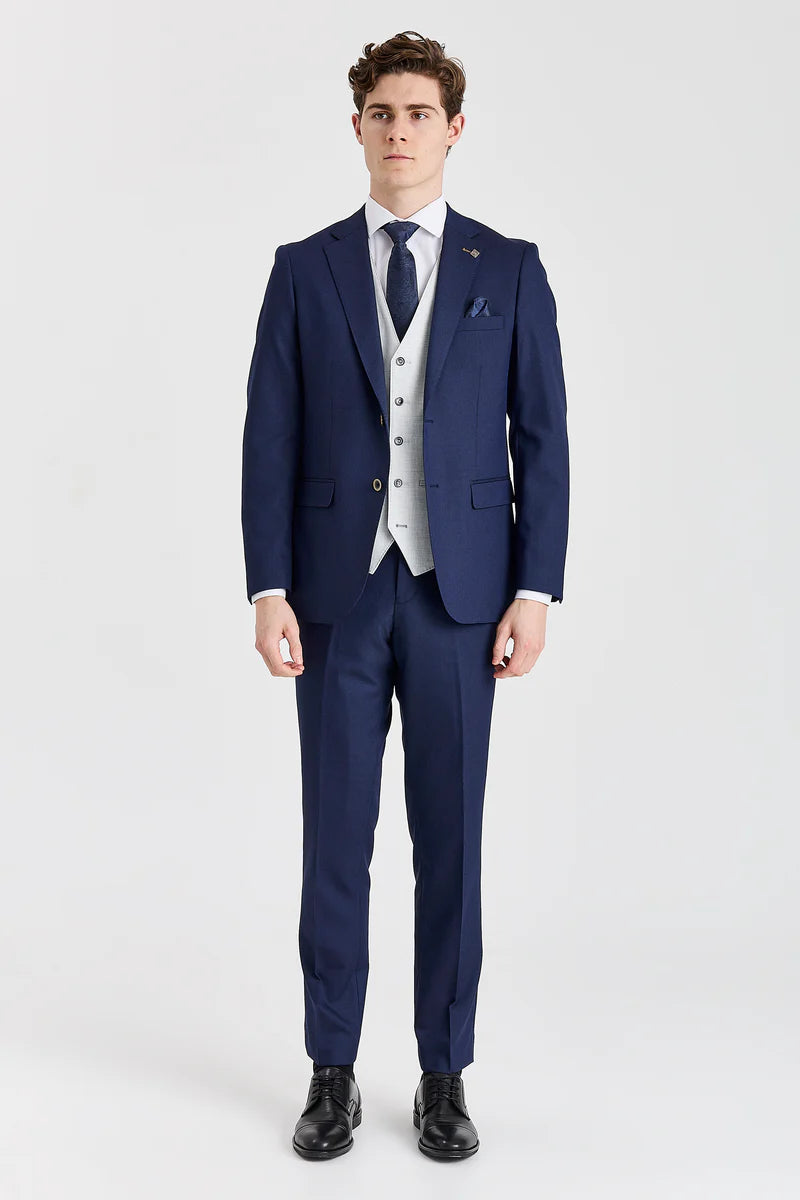 Traje azul marino Belmont con chaleco plateado Belmont en contraste.