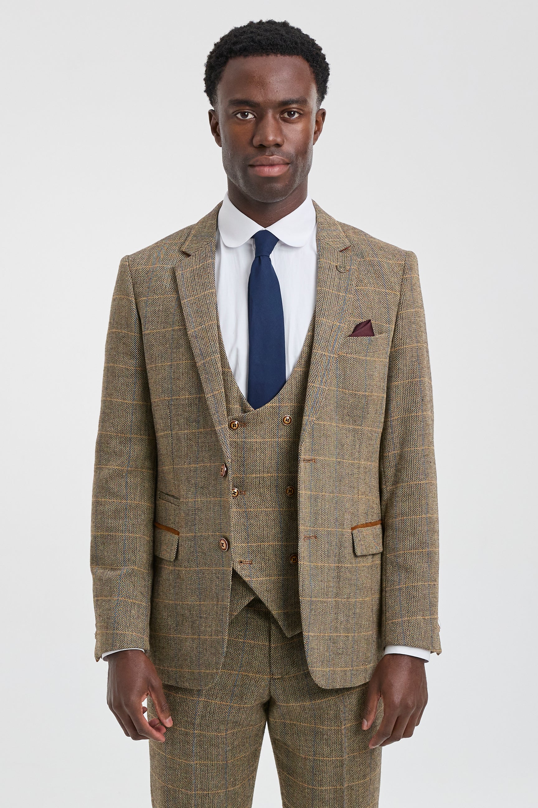 Traje de hombre de 3 piezas de tweed con estampado de espiga en tonos tostados y marrones, corte entallado, doble clásico.