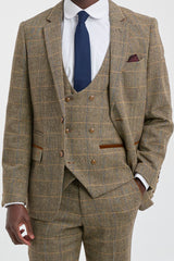 Traje de hombre de 3 piezas de tweed con estampado de espiga en tonos tostados y marrones, corte entallado, doble clásico.