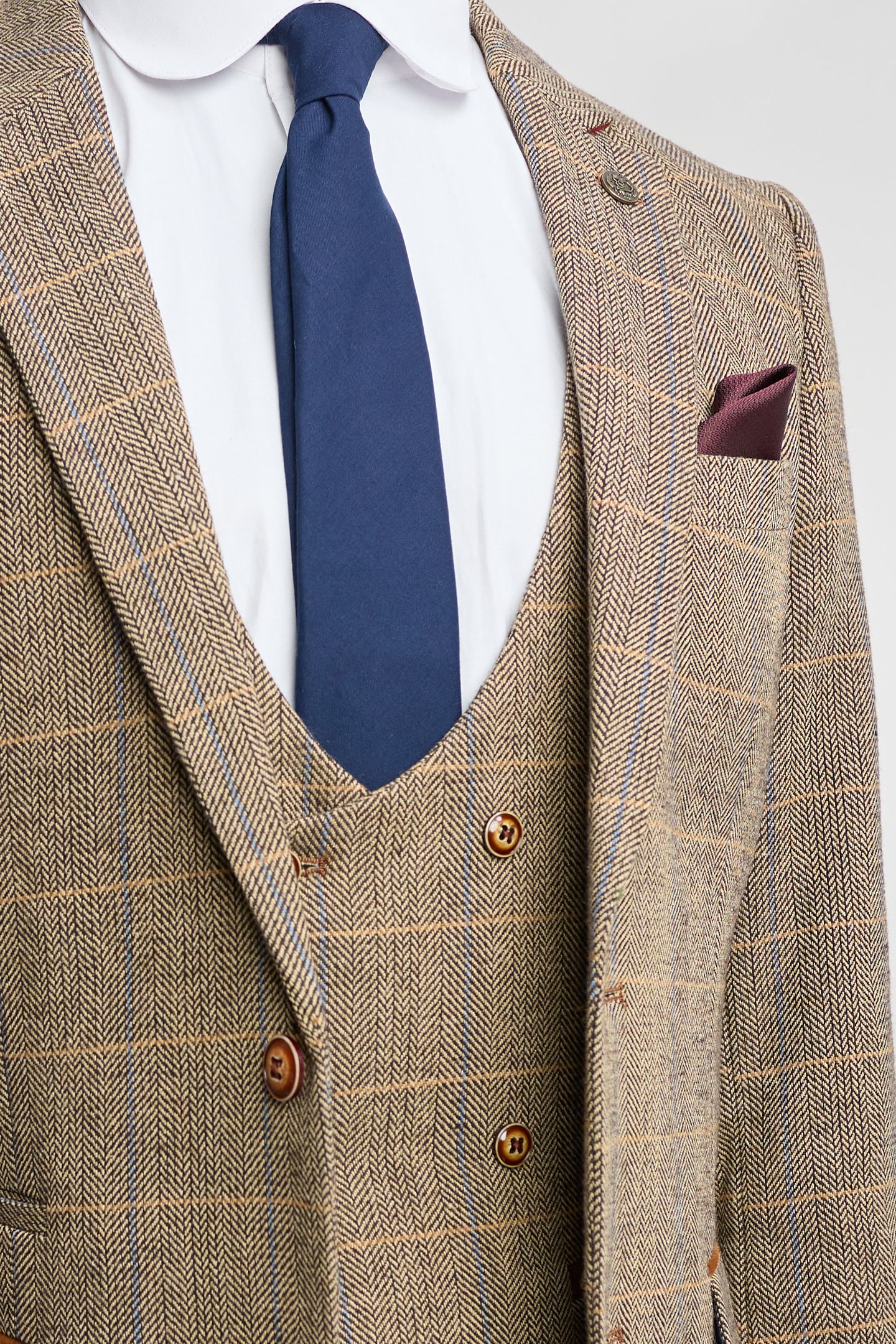 Traje de hombre de 3 piezas de tweed con estampado de espiga en tonos tostados y marrones, corte entallado, doble clásico.