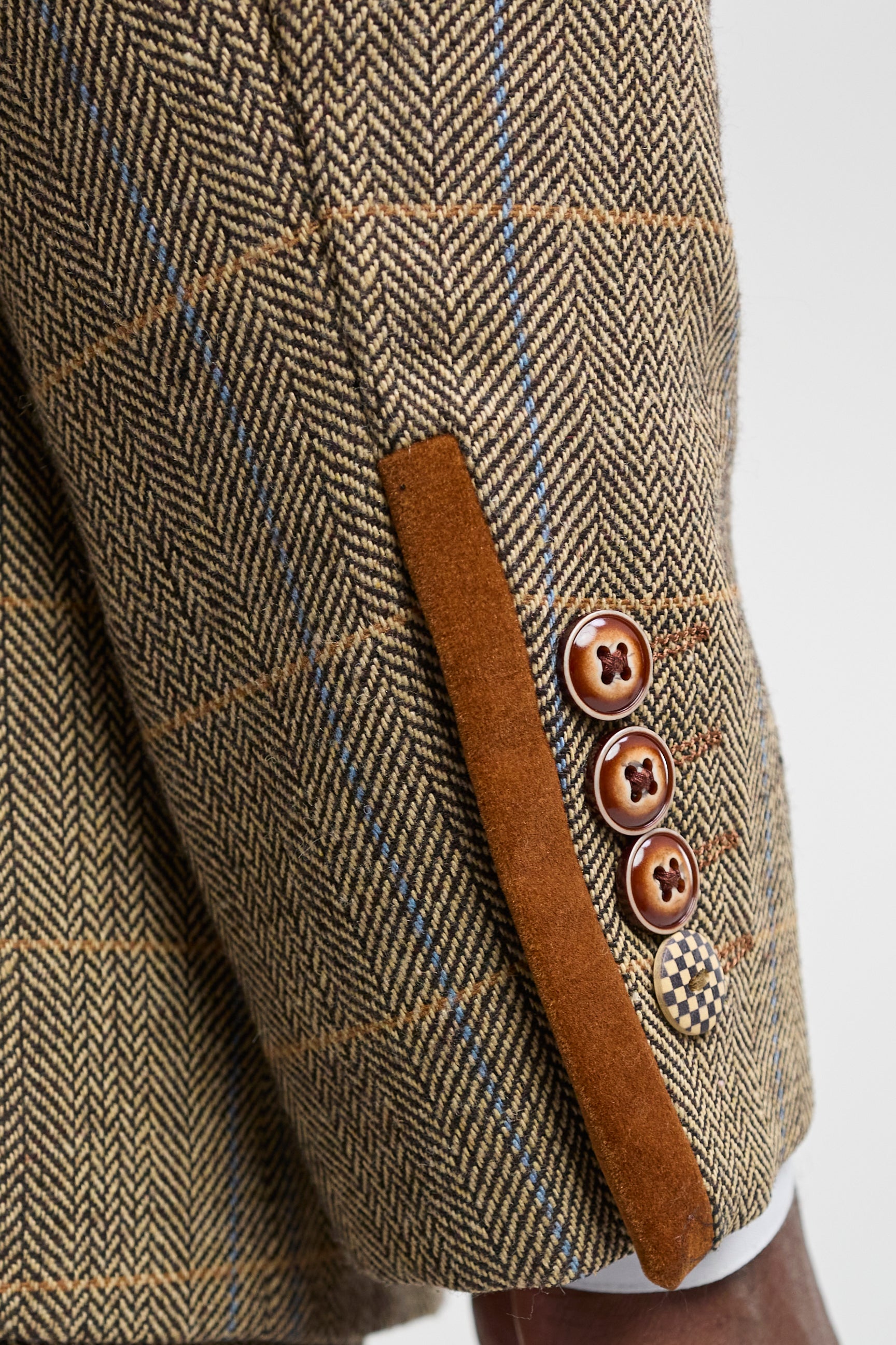 Traje de hombre de 3 piezas de tweed con estampado de espiga en tonos tostados y marrones, corte entallado, doble clásico.