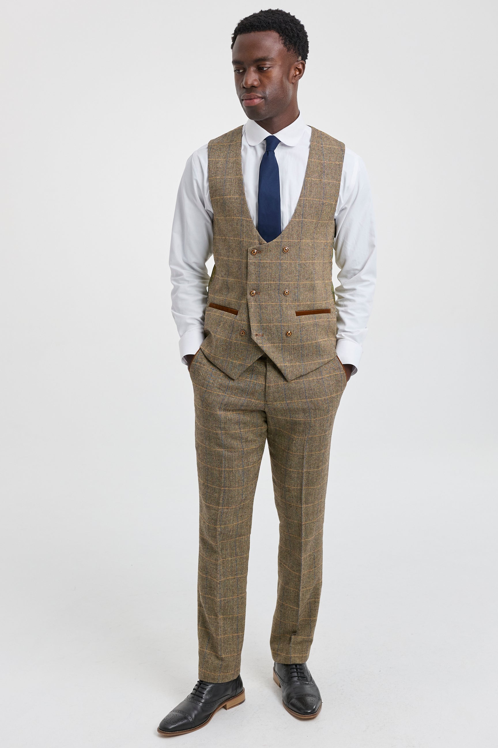 Traje de hombre de 3 piezas de tweed con estampado de espiga en tonos tostados y marrones, corte entallado, doble clásico.