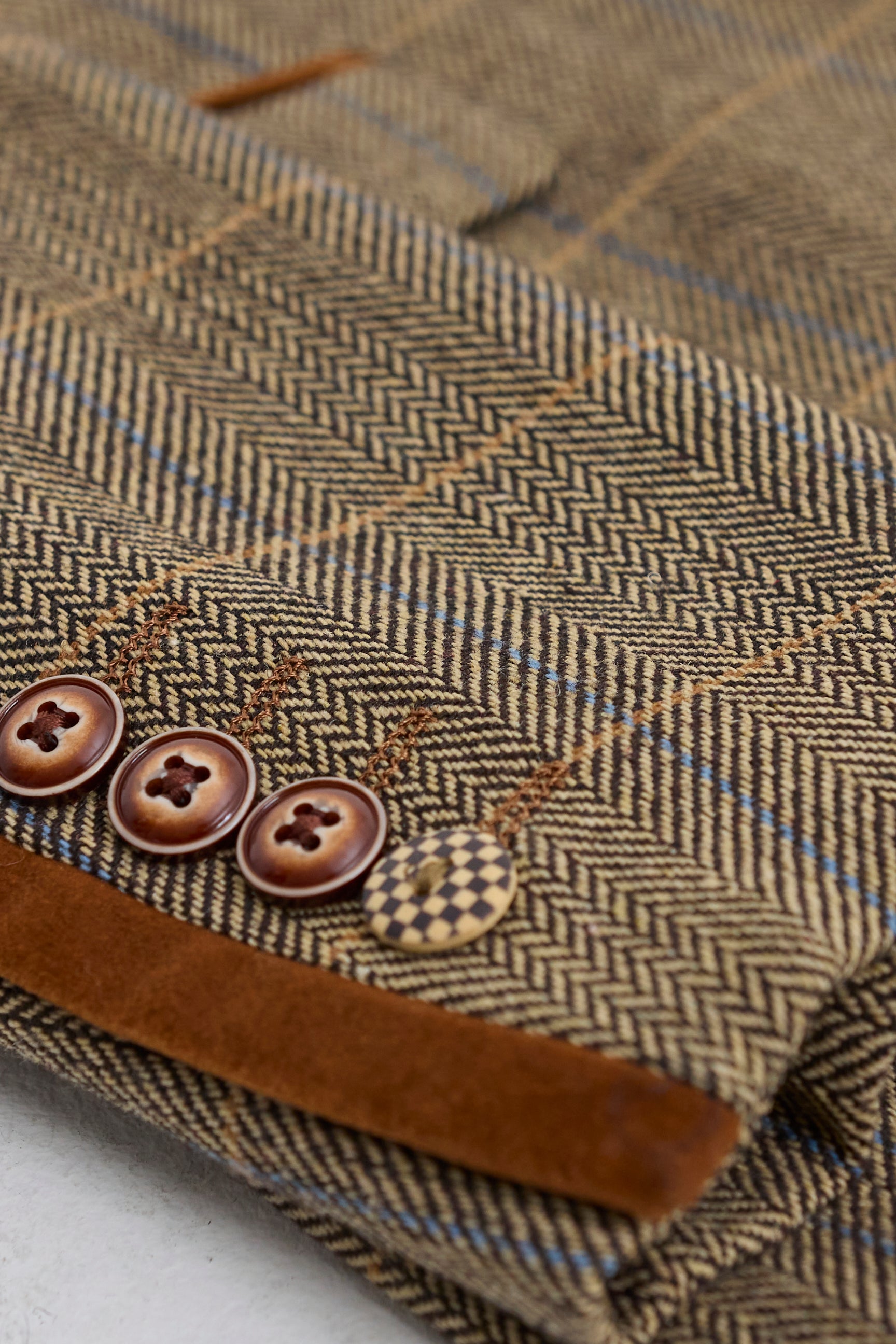 Traje de hombre de 3 piezas de tweed con estampado de espiga en tonos tostados y marrones, corte entallado, doble clásico.