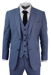 Traje de tres piezas azul claro para hombre, corte entallado.