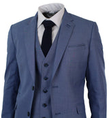 Traje de tres piezas azul claro para hombre, corte entallado.