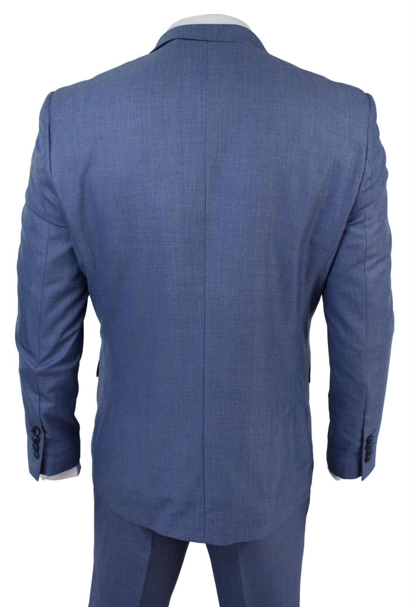 Traje de tres piezas azul claro para hombre, corte entallado.
