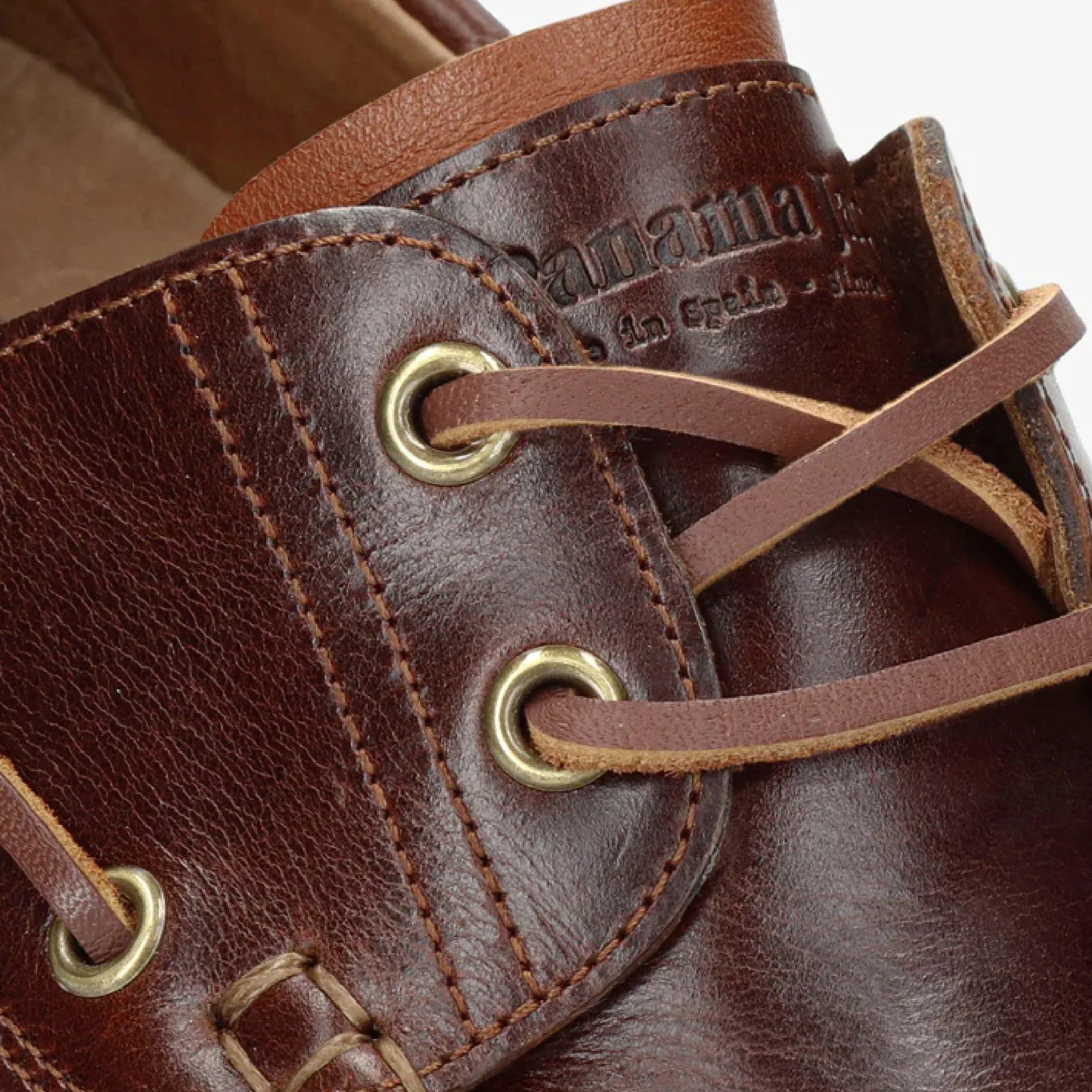 Botines bajos de piel marrón impermeables Boat C8 para hombre.