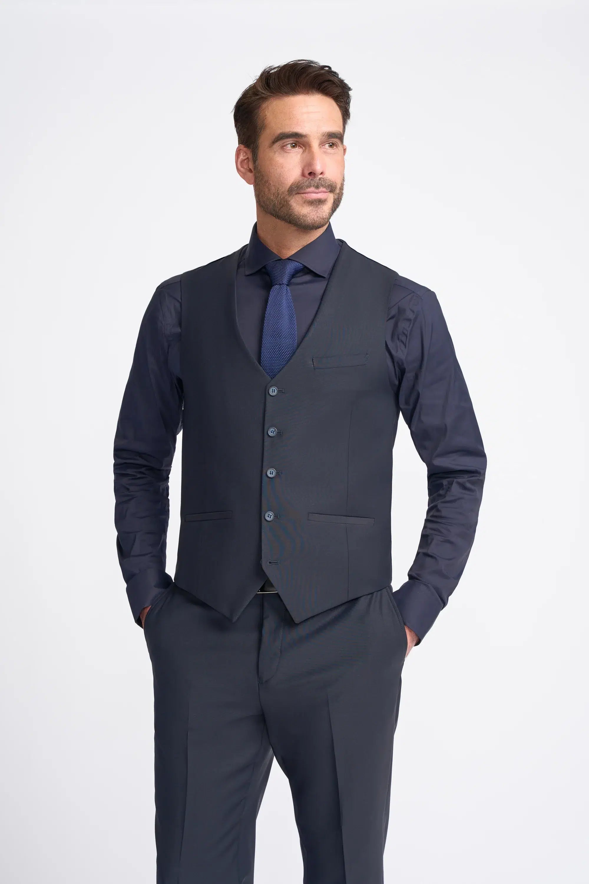 Bond - Traje de tres piezas para hombre, color azul marino oscuro, corte entallado.