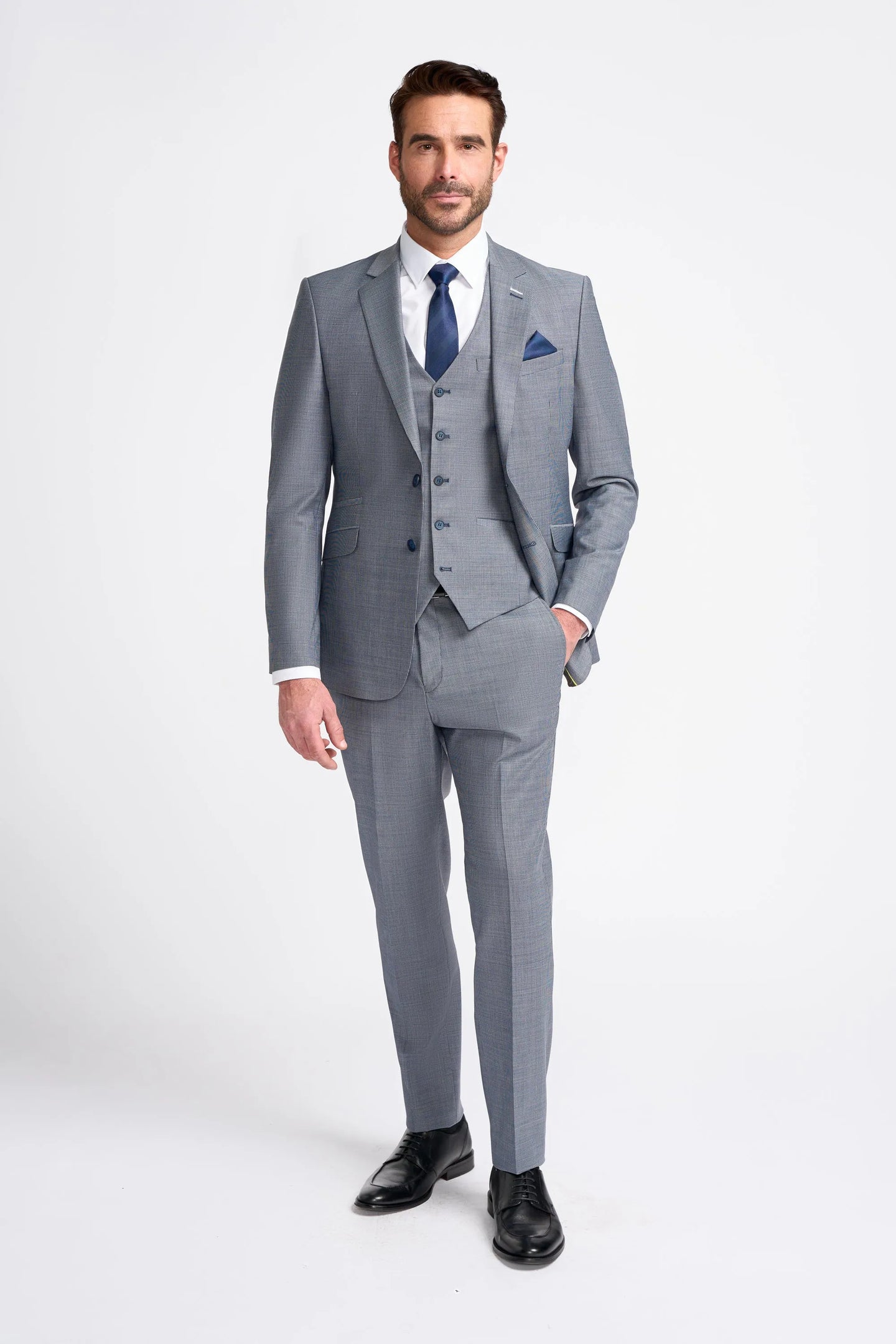 Traje Bond de tres piezas gris para hombre, corte entallado.