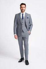 Traje Bond de tres piezas gris para hombre, corte entallado.