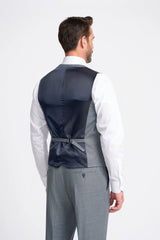 Traje Bond de tres piezas gris para hombre, corte entallado.
