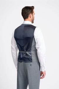 Traje Bond de tres piezas gris para hombre, corte entallado.