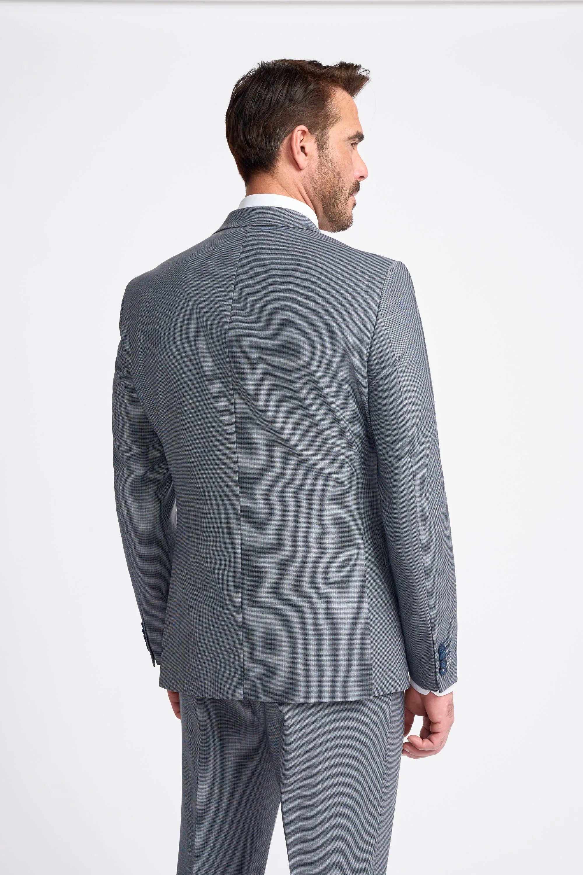Traje Bond de tres piezas gris para hombre, corte entallado.