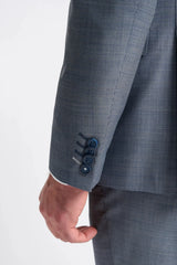 Traje Bond de tres piezas gris para hombre, corte entallado.