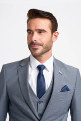 Traje Bond de tres piezas gris para hombre, corte entallado.