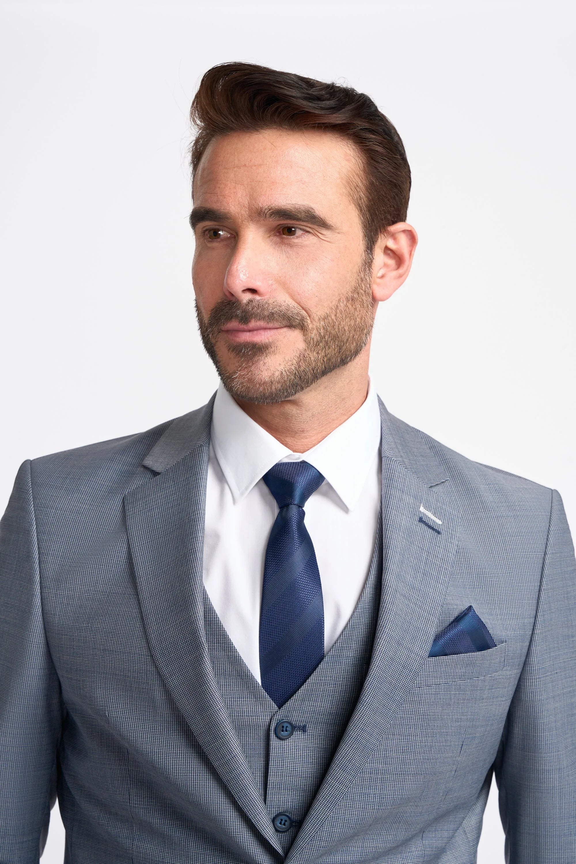 Traje Bond de tres piezas gris para hombre, corte entallado.