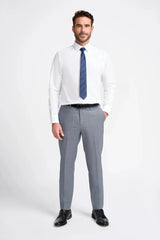 Traje Bond de tres piezas gris para hombre, corte entallado.