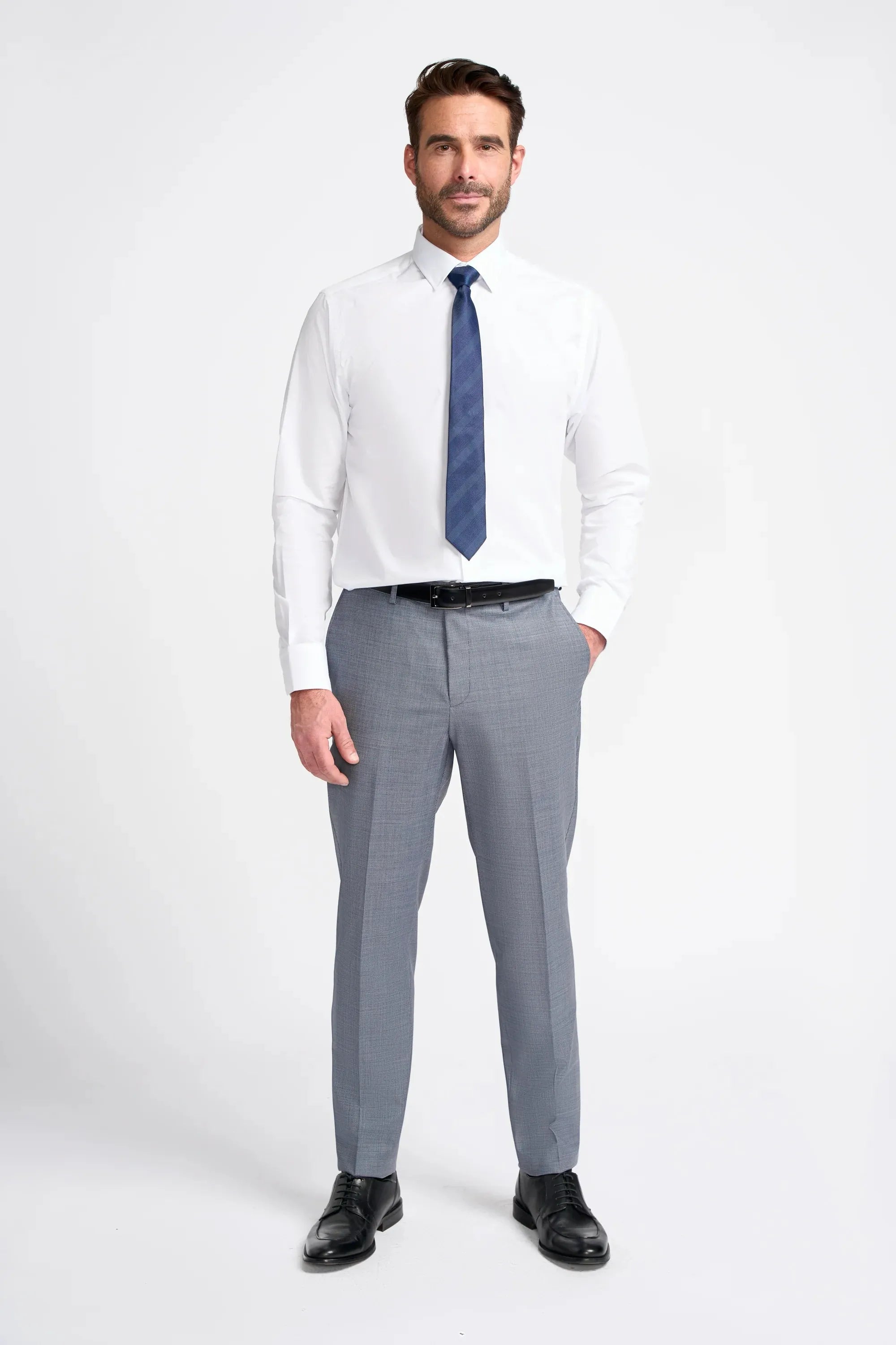 Traje Bond de tres piezas gris para hombre, corte entallado.