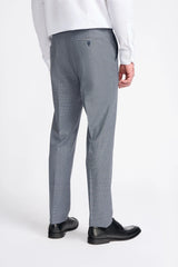 Traje Bond de tres piezas gris para hombre, corte entallado.