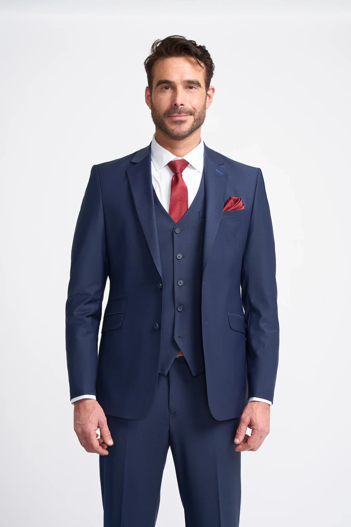 Traje Bond de tres piezas azul marino para hombre, corte entallado.
