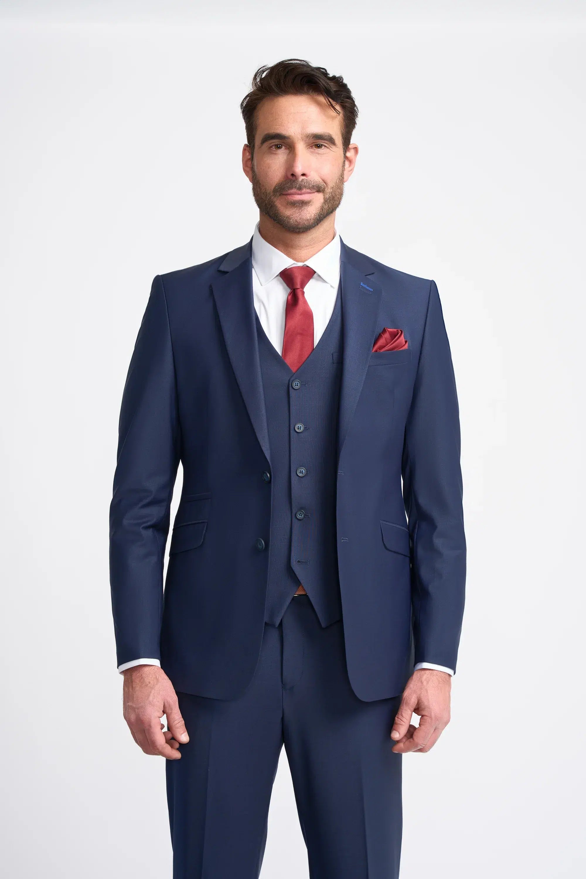 Traje Bond de tres piezas azul marino para hombre, corte entallado.