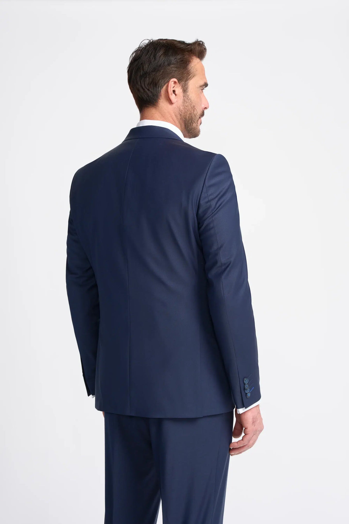 Traje Bond de tres piezas azul marino para hombre, corte entallado.