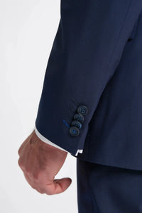 Traje Bond de tres piezas azul marino para hombre, corte entallado.