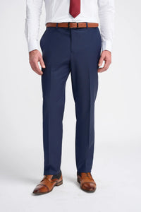 Traje Bond de tres piezas azul marino para hombre, corte entallado.