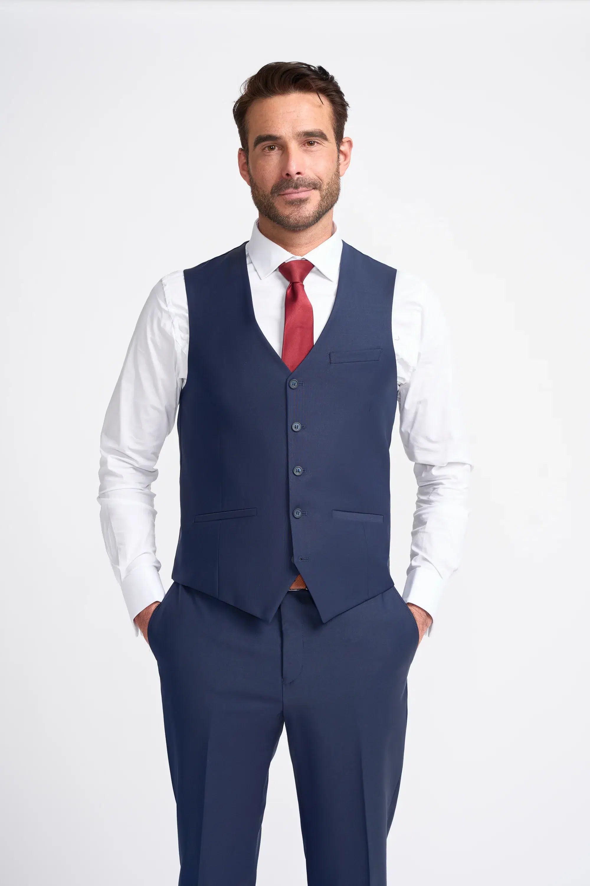 Traje Bond de tres piezas azul marino para hombre, corte entallado.