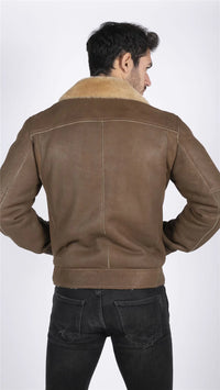 Chaqueta de aviador para hombre de piel de oveja auténtica con cremallera cruzada y pelo color marrón camel.