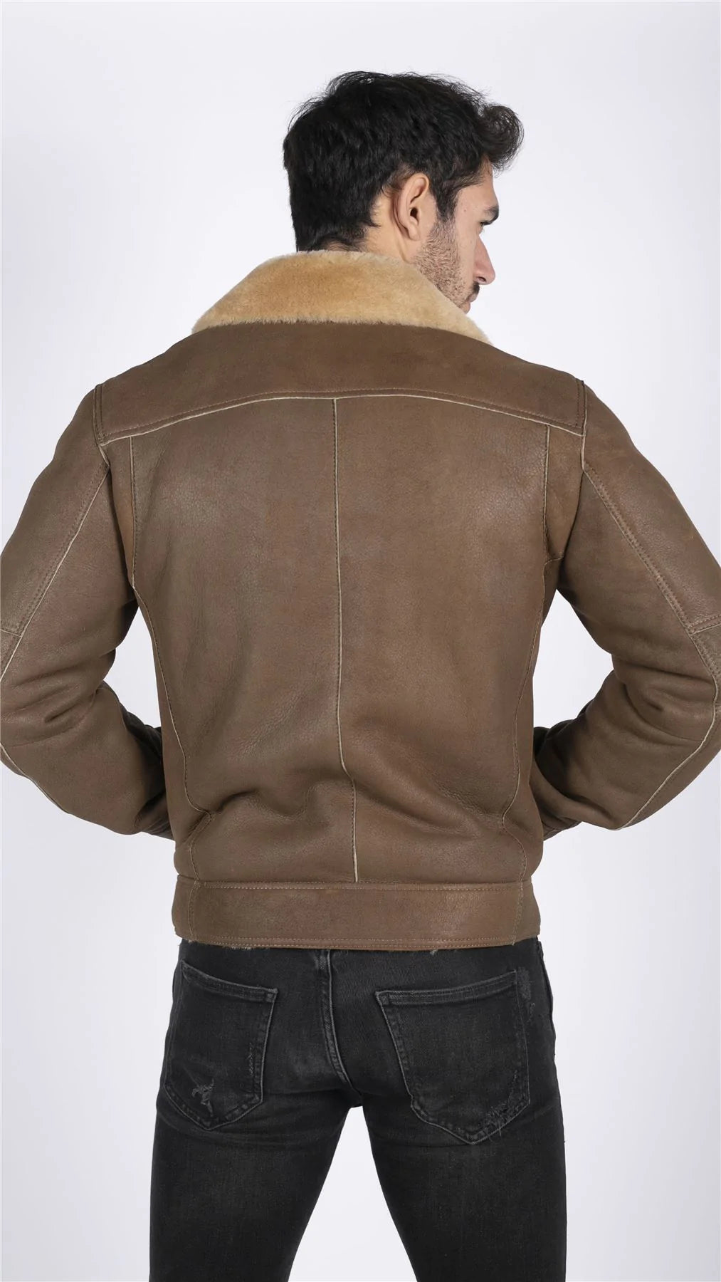 Chaqueta de aviador para hombre de piel de oveja auténtica con cremallera cruzada y pelo color marrón camel.