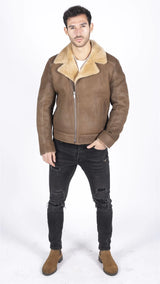 Chaqueta de aviador para hombre de piel de oveja auténtica con cremallera cruzada y pelo color marrón camel.