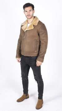 Chaqueta de aviador para hombre de piel de oveja auténtica con cremallera cruzada y pelo color marrón camel.
