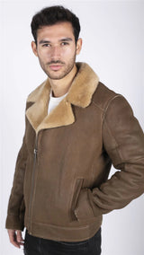 Chaqueta de aviador para hombre de piel de oveja auténtica con cremallera cruzada y pelo color marrón camel.