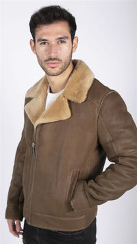 Chaqueta de aviador para hombre de piel de oveja auténtica con cremallera cruzada y pelo color marrón camel.