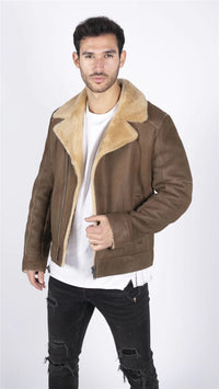 Chaqueta de aviador para hombre de piel de oveja auténtica con cremallera cruzada y pelo color marrón camel.