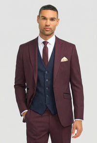 Traje de hombre a cuadros color burdeos con chaleco azul marino en contraste.