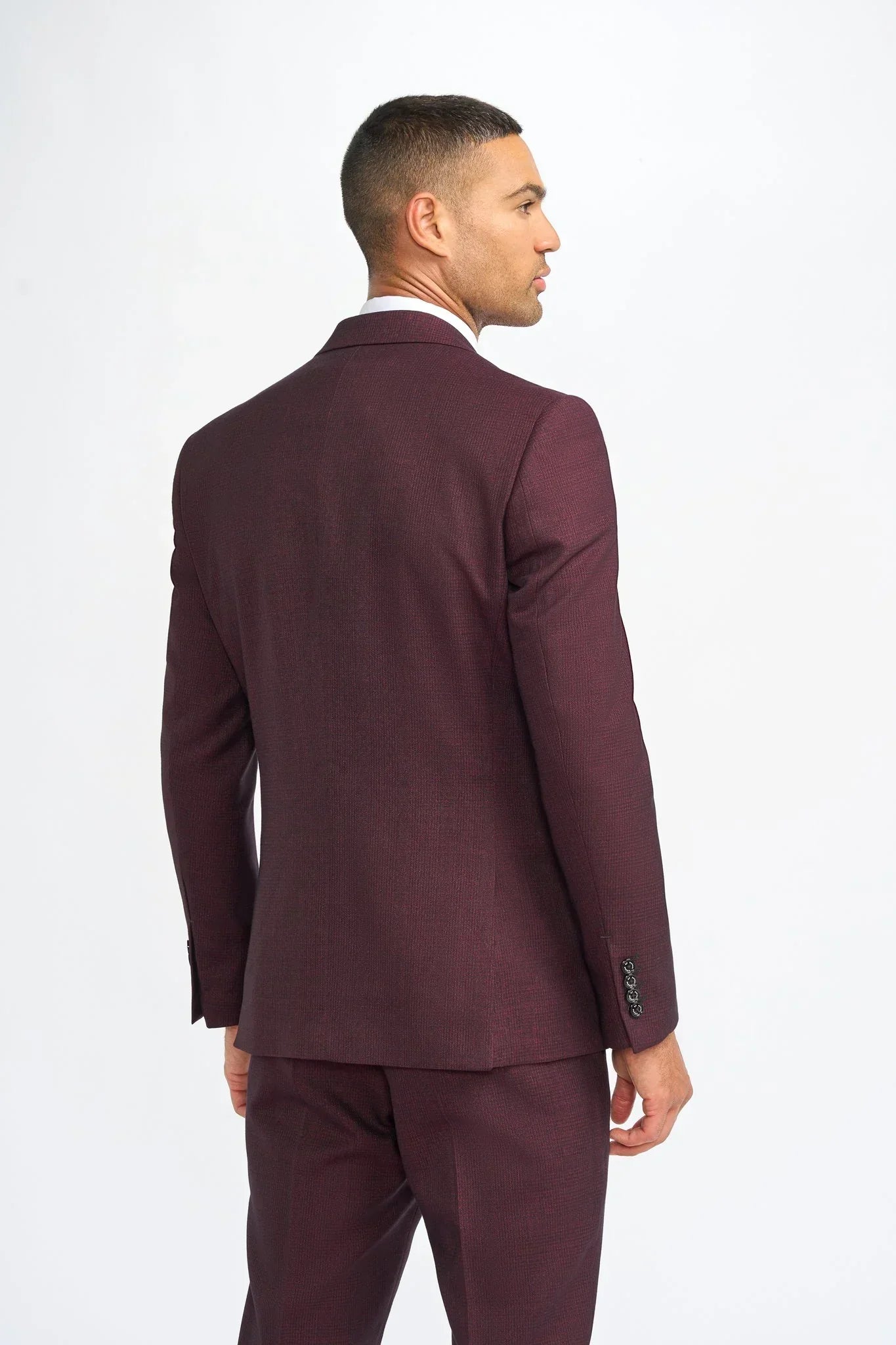 Traje de hombre a cuadros color burdeos con chaleco azul marino en contraste.