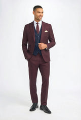 Traje de hombre a cuadros color burdeos con chaleco azul marino en contraste.