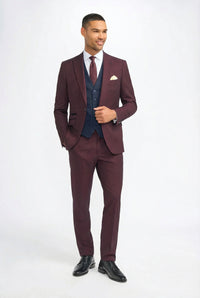 Traje de hombre a cuadros color burdeos con chaleco azul marino en contraste.