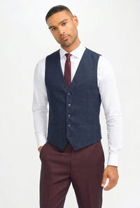 Traje de hombre a cuadros color burdeos con chaleco azul marino en contraste.