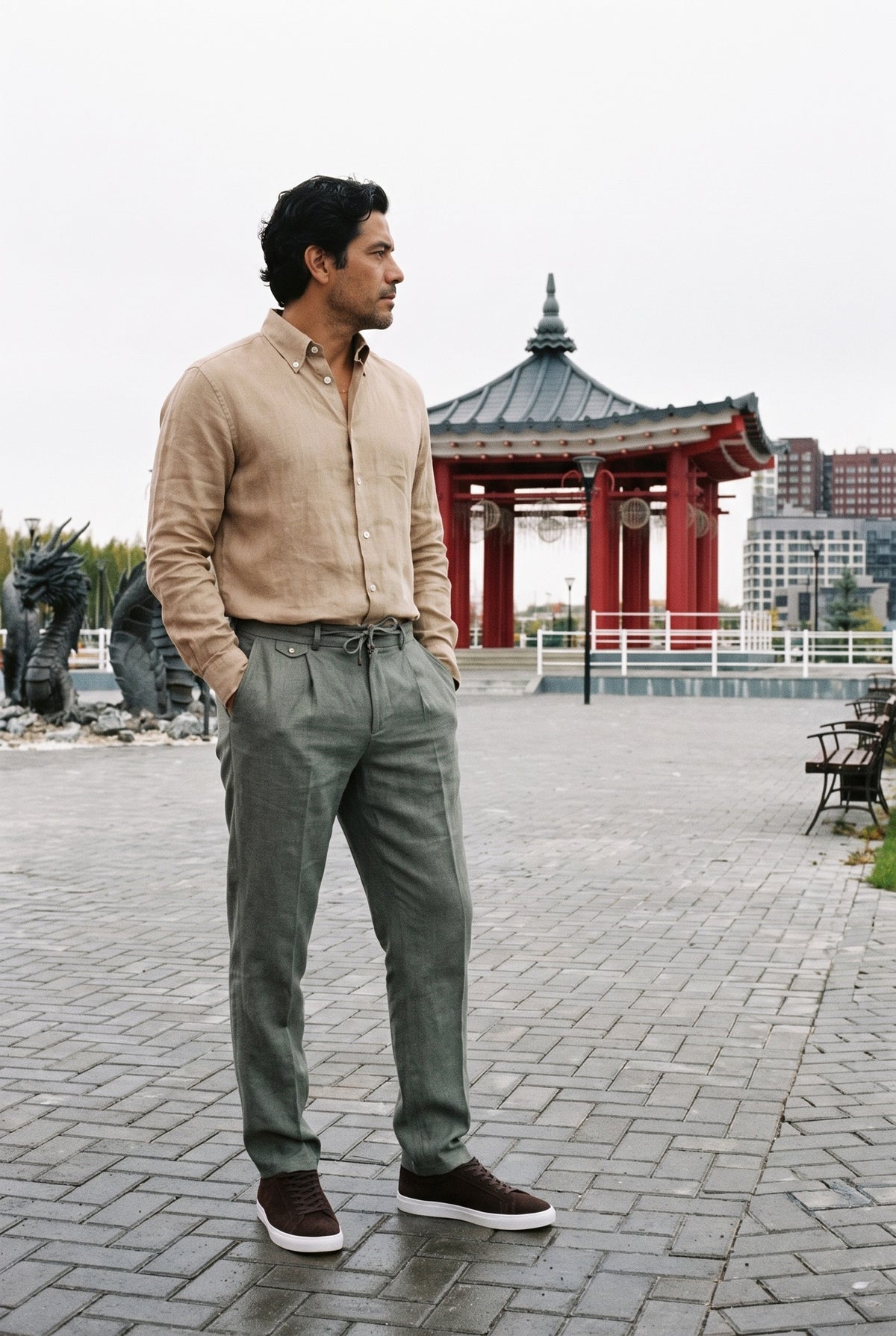 Look #1030 styled with Camisa de hombre de lino puro color marrón camel, manga larga, con botones, ideal para el verano.