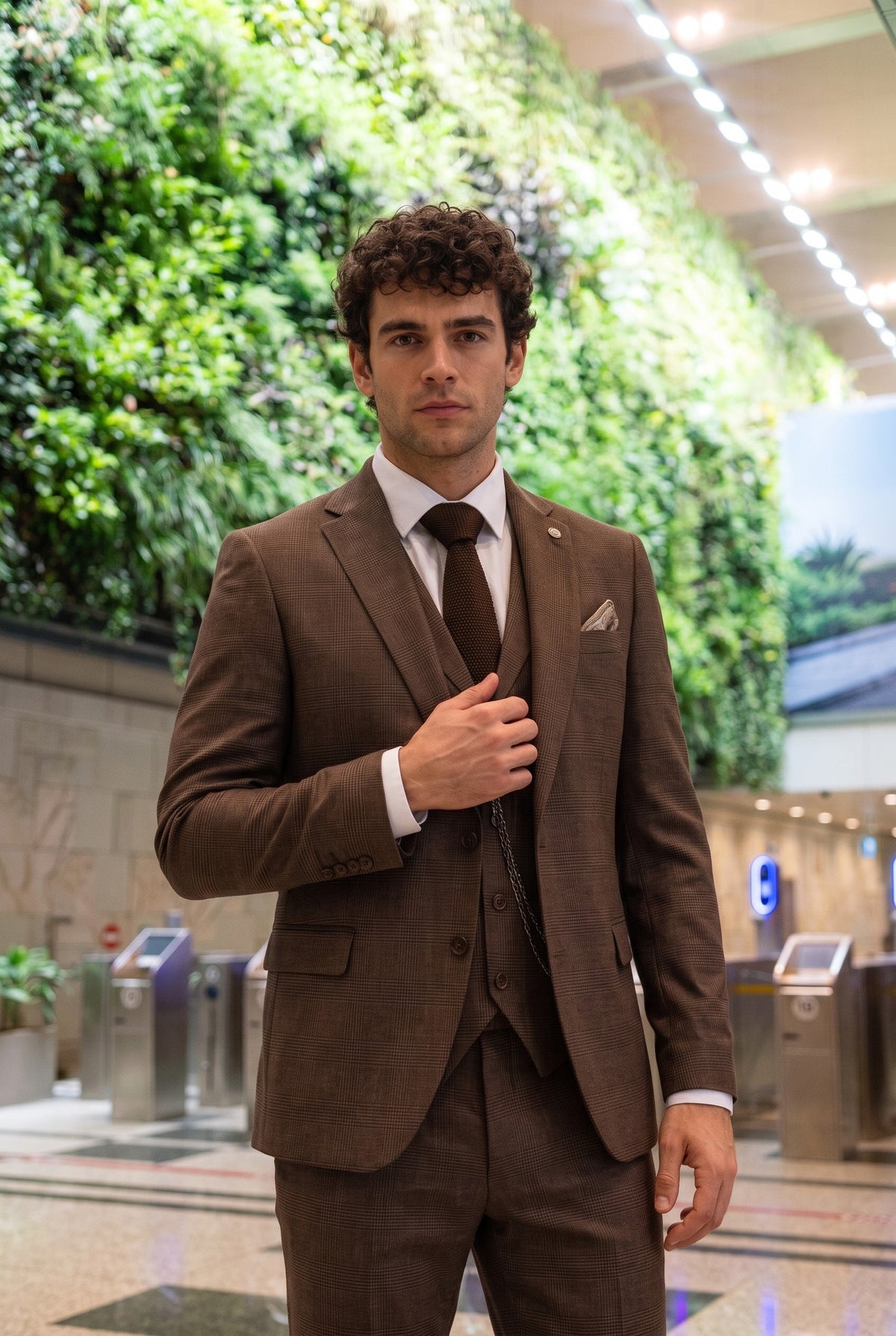 Look #567 styled with TP-50 - Traje de hombre de 3 piezas marrón con estampado Príncipe de Gales
