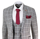 Traje de tres piezas para hombre, de tweed gris a cuadros.