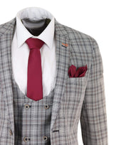 Traje de tres piezas para hombre, de tweed gris a cuadros.