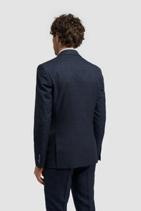 Traje de tres piezas para hombre, azul marino a cuadros, con chaleco color crema en contraste.
