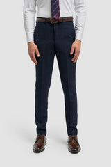 Traje de tres piezas para hombre, azul marino a cuadros, con chaleco color crema en contraste.