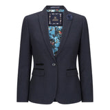 Blazer azul marino con forro floral sobre fondo blanco.